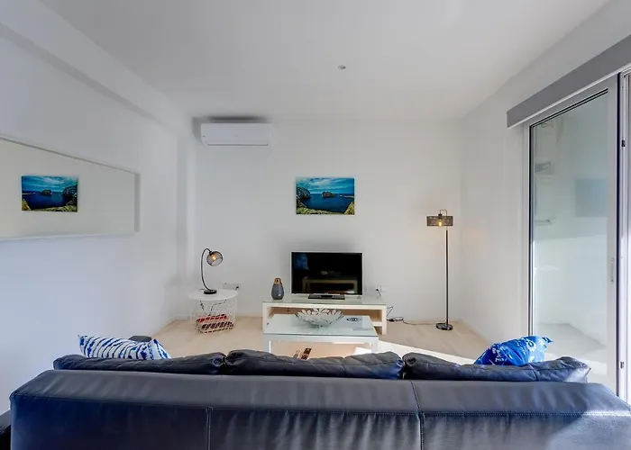 With Stunning Seaviews Daire